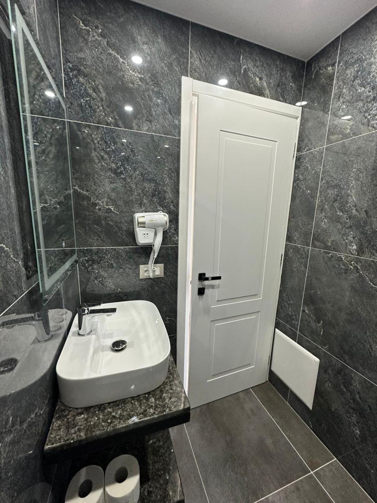 Hotel Europa Krujë Buitenkant foto