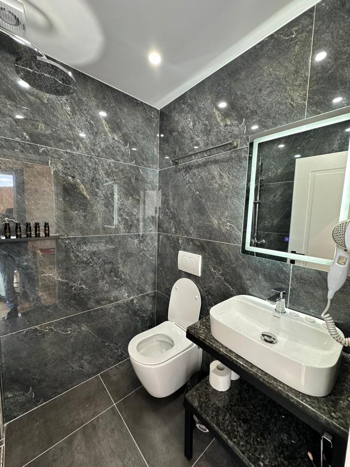 Hotel Europa Krujë Buitenkant foto