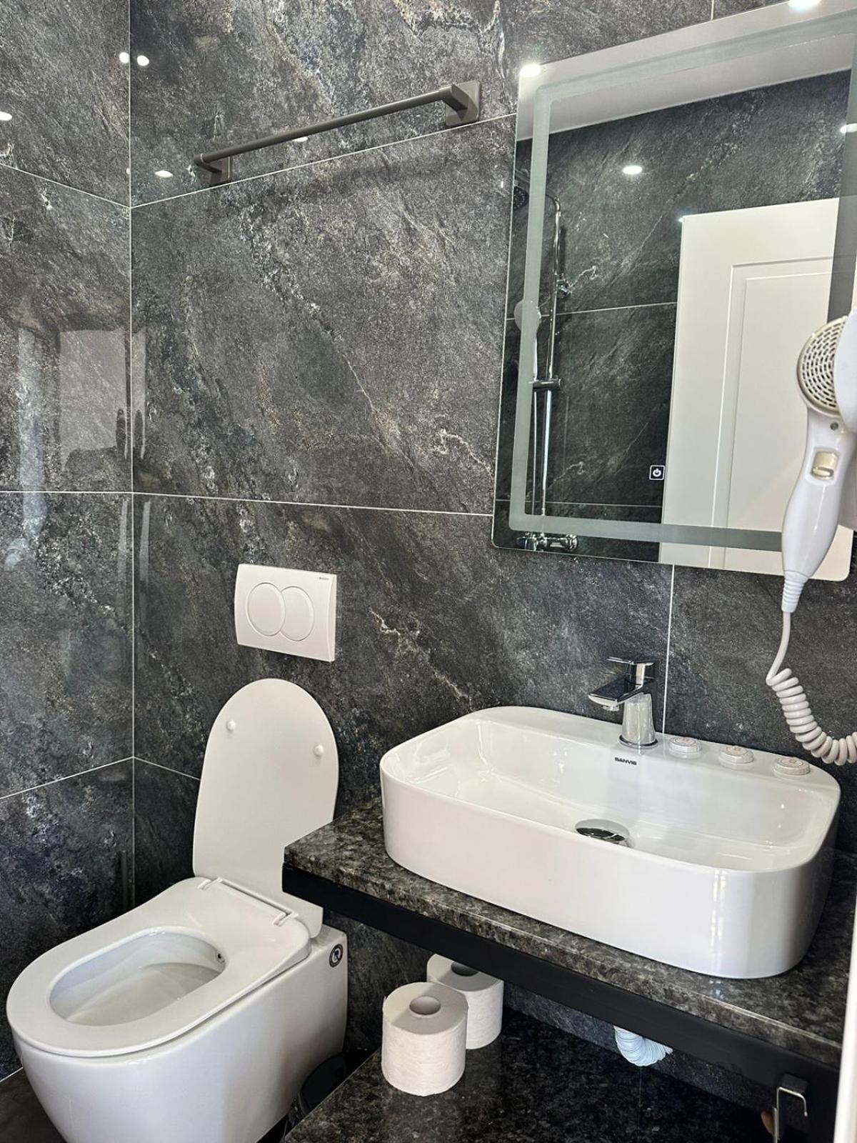 Hotel Europa Krujë Buitenkant foto